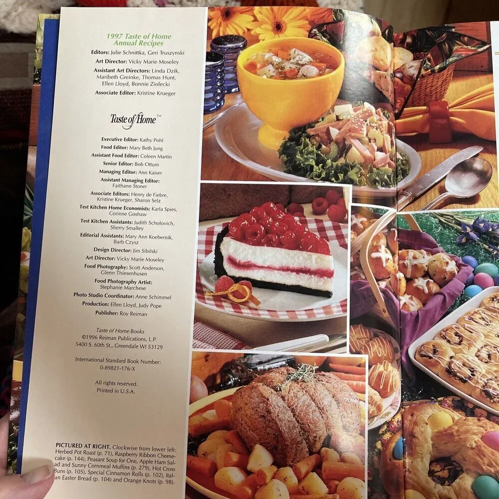 1997 Taste of Home Annual Recipes by Taste of Home Editorial Staff (1997,...